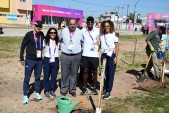 El intendente Juan Pablo Poletti participó de la plantación de árboles junto a atletas y representantes de las delegaciones que participaron de los Juegos Suramericanos 2026 en Santa Fe.