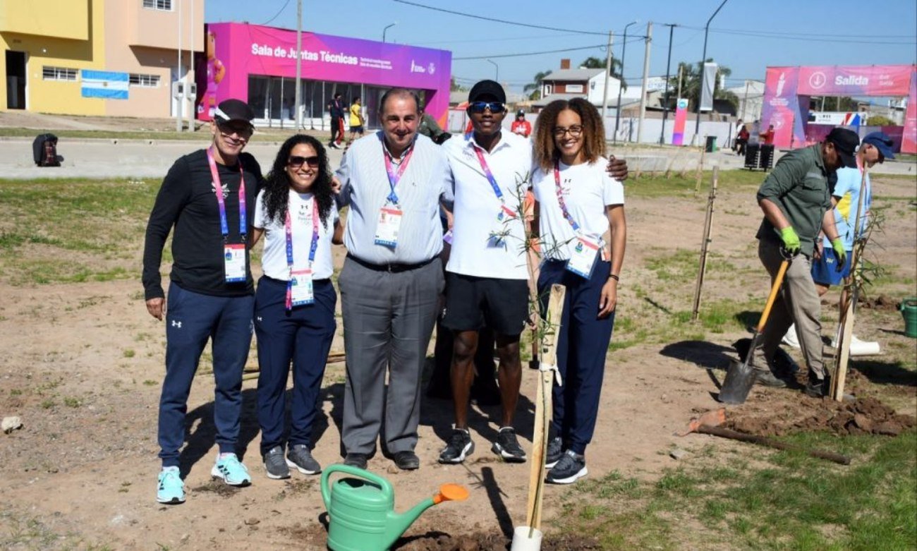El intendente Juan Pablo Poletti participó de la plantación de árboles junto a atletas y representantes de las delegaciones que participaron de los Juegos Suramericanos 2026 en Santa Fe.