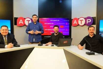 El equipo de ATP, con Carlos Fornés, Rodrigo Villarreal y Sergio Ferreyra frente a las cámaras, junto a Mariano Rodríguez, responsable de la producción del programa.