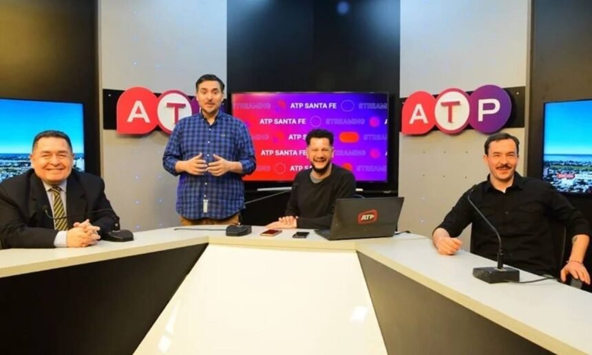 El equipo de ATP, con Carlos Fornés, Rodrigo Villarreal y Sergio Ferreyra frente a las cámaras, junto a Mariano Rodríguez, responsable de la producción del programa.