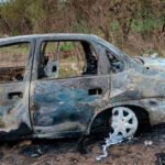 El vehículo incendiado donde fueron encontrados dos cuerpos en la Bajada del Espinillo, Villa Gobernador Gálvez.