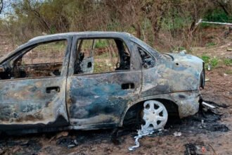 El vehículo incendiado donde fueron encontrados dos cuerpos en la Bajada del Espinillo, Villa Gobernador Gálvez.