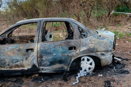 El vehículo incendiado donde fueron encontrados dos cuerpos en la Bajada del Espinillo, Villa Gobernador Gálvez.