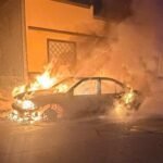 El Volkswagen Bora que fue incendiado durante la madrugada en barrio Ciudadela. El vehículo estaba estacionado en la vía pública.