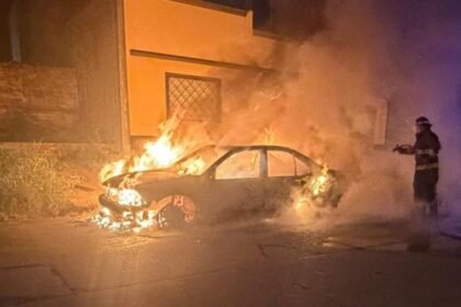 El Volkswagen Bora que fue incendiado durante la madrugada en barrio Ciudadela. El vehículo estaba estacionado en la vía pública.