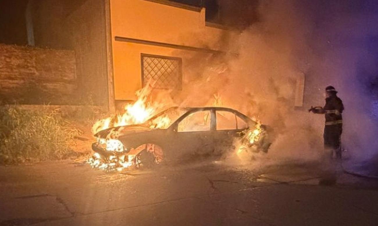 El Volkswagen Bora que fue incendiado durante la madrugada en barrio Ciudadela. El vehículo estaba estacionado en la vía pública.