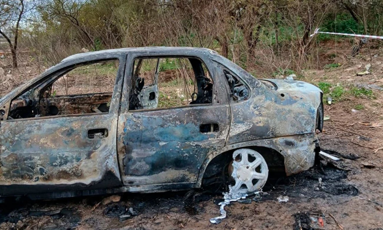 El vehículo incendiado donde fueron encontrados dos cuerpos en la Bajada del Espinillo, Villa Gobernador Gálvez.