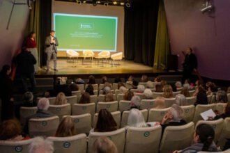 Adultos mayores participaron de una jornada sobre inclusión digital y autonomía financiera en Rosario. Foto de archivo.