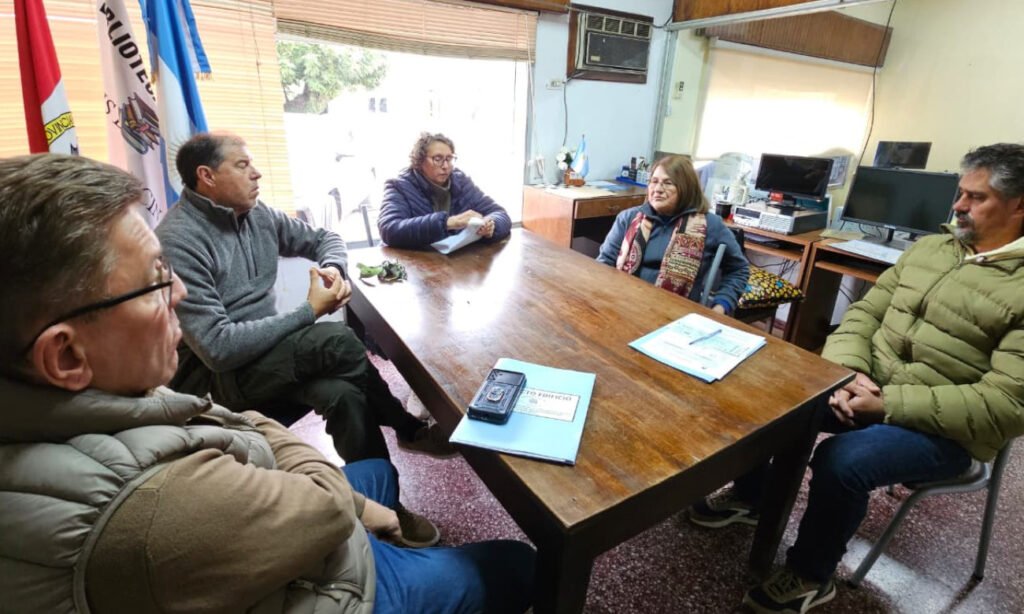 Rodrigo Borla junto a autoridades e integrantes de instituciones de La Criolla, durante su recorrida por la localidad del departamento San Justo.