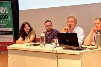 Oscar “Cachi” Martínez y el concejal Pedro Medei, durante la Asamblea Ciudadana en la que vecinos, comerciantes, trabajadores y frentistas analizaron el funcionamiento del SEOM, sus tarifas y la extensión del sistema en distintos barrios de Santa Fe.