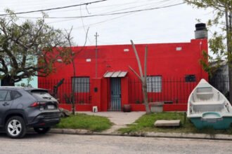 Una vivienda del barrio Centenario con su frente renovado como parte de la iniciativa de puesta en valor del sector. Foto: Municipalidad de Santa Fe.