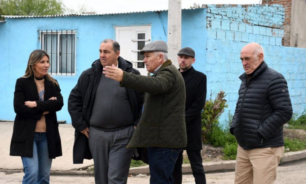 El intendente Juan Pablo Poletti recorrió el barrio Centenario junto a funcionarios municipales y vecinos, en el marco de las acciones de transformación y puesta en valor del sector. Foto: Municipalidad de Santa Fe.