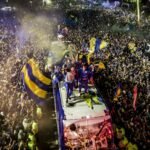 El plantel de Rosario Central celebra junto a sus hinchas en una jornada de festejo por la obtención de un título.