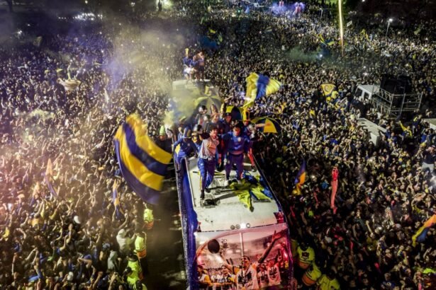 El plantel de Rosario Central celebra junto a sus hinchas en una jornada de festejo por la obtención de un título.