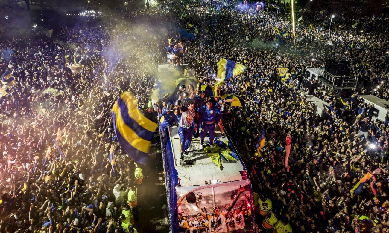 El plantel de Rosario Central celebra junto a sus hinchas en una jornada de festejo por la obtención de un título.