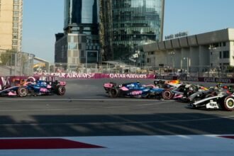 Colapinto y Gasly, tras el contacto que terminó con el abandono del argentino en Bakú.