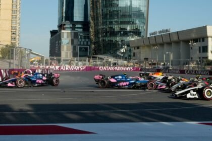 Colapinto y Gasly, tras el contacto que terminó con el abandono del argentino en Bakú.