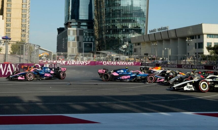 Colapinto y Gasly, tras el contacto que terminó con el abandono del argentino en Bakú.