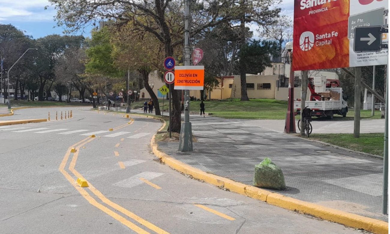 La nueva ciclovía en el sur de la ciudad de Santa Fe bordea el Parque Sur y forma parte de las obras de infraestructura para promover una movilidad más segura y sustentable.