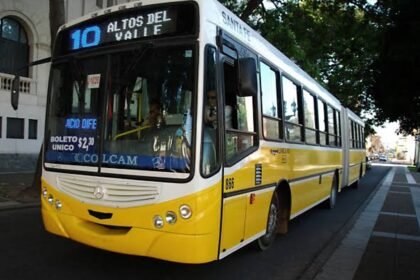 Colectivo de la línea 10 durante su recorrido por la ciudad de Santa Fe. Foto: archivo.