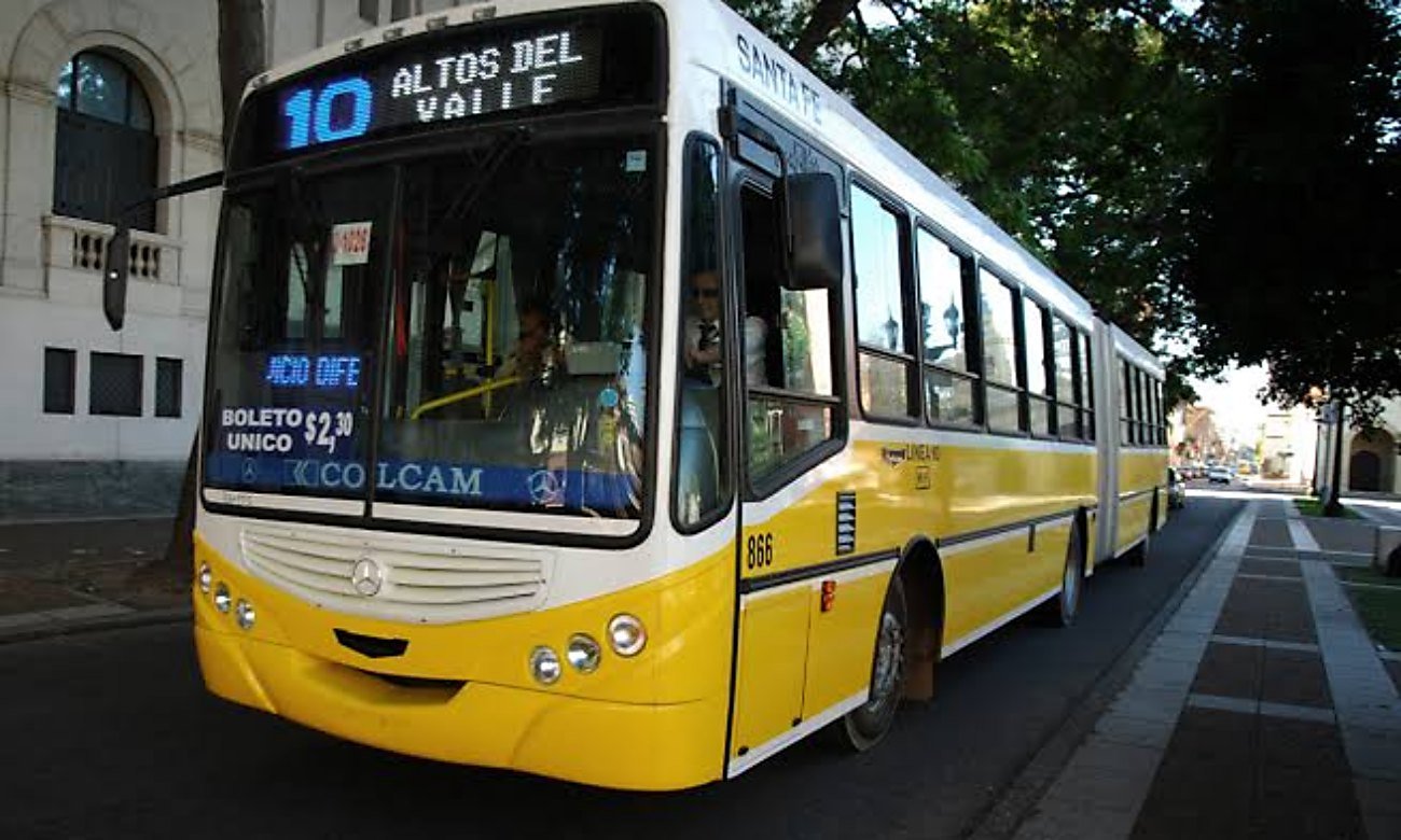 Colectivo de la línea 10 durante su recorrido por la ciudad de Santa Fe. Foto: archivo.
