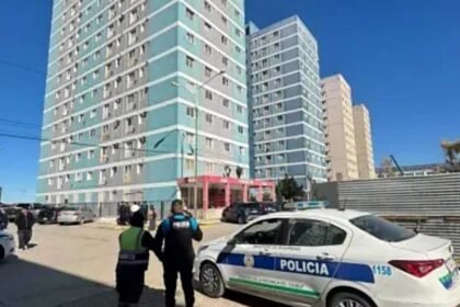 El edificio del complejo habitacional Las Torres, en Comodoro Rivadavia, donde ocurrió la trágica caída que terminó con la muerte de un nene de 9 años.