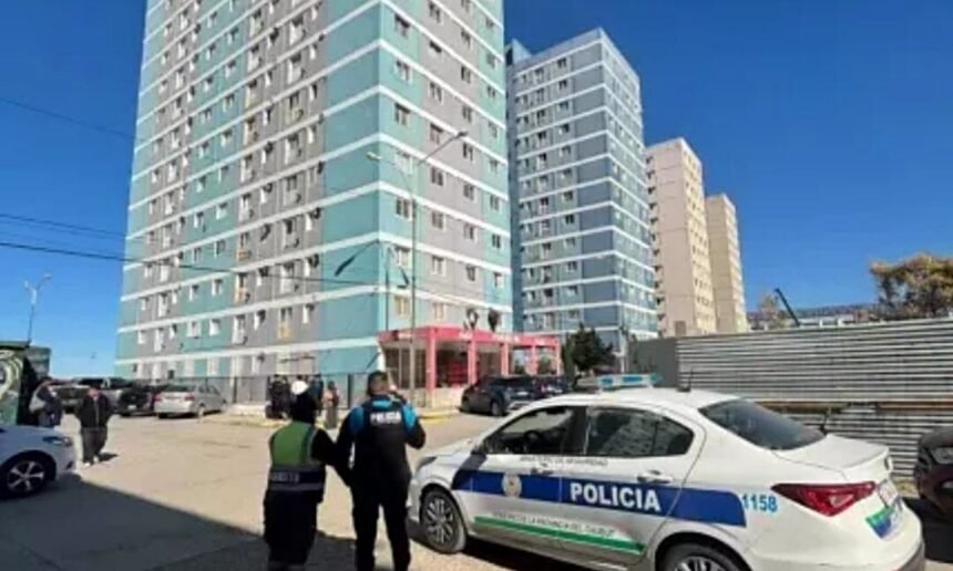 El edificio del complejo habitacional Las Torres, en Comodoro Rivadavia, donde ocurrió la trágica caída que terminó con la muerte de un nene de 9 años.