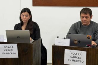 Los concejales Noelia Formento y Horacio Grisetti, durante una sesión del Concejo Municipal de Recreo.