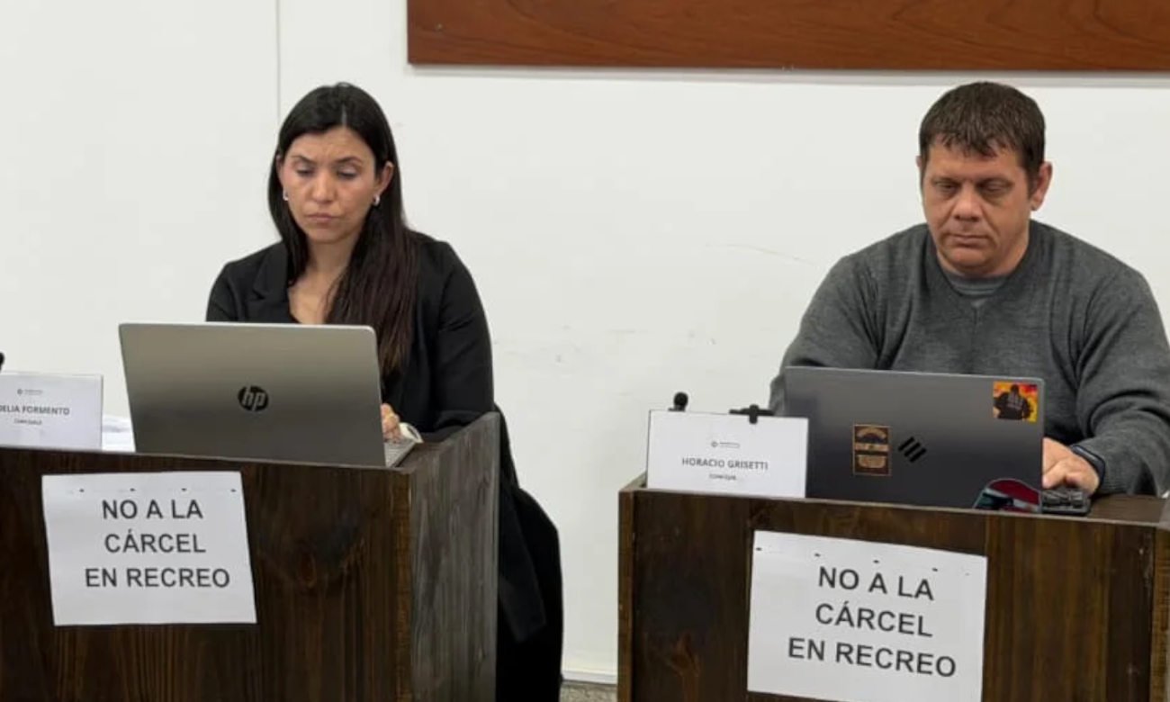 Los concejales Noelia Formento y Horacio Grisetti, durante una sesión del Concejo Municipal de Recreo.