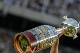 La Copa Libertadores, trofeo que disputan los principales clubes de fútbol de Sudamérica. Foto de archivo.