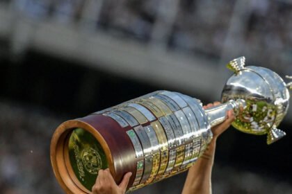 La Copa Libertadores, trofeo que disputan los principales clubes de fútbol de Sudamérica. Foto de archivo.