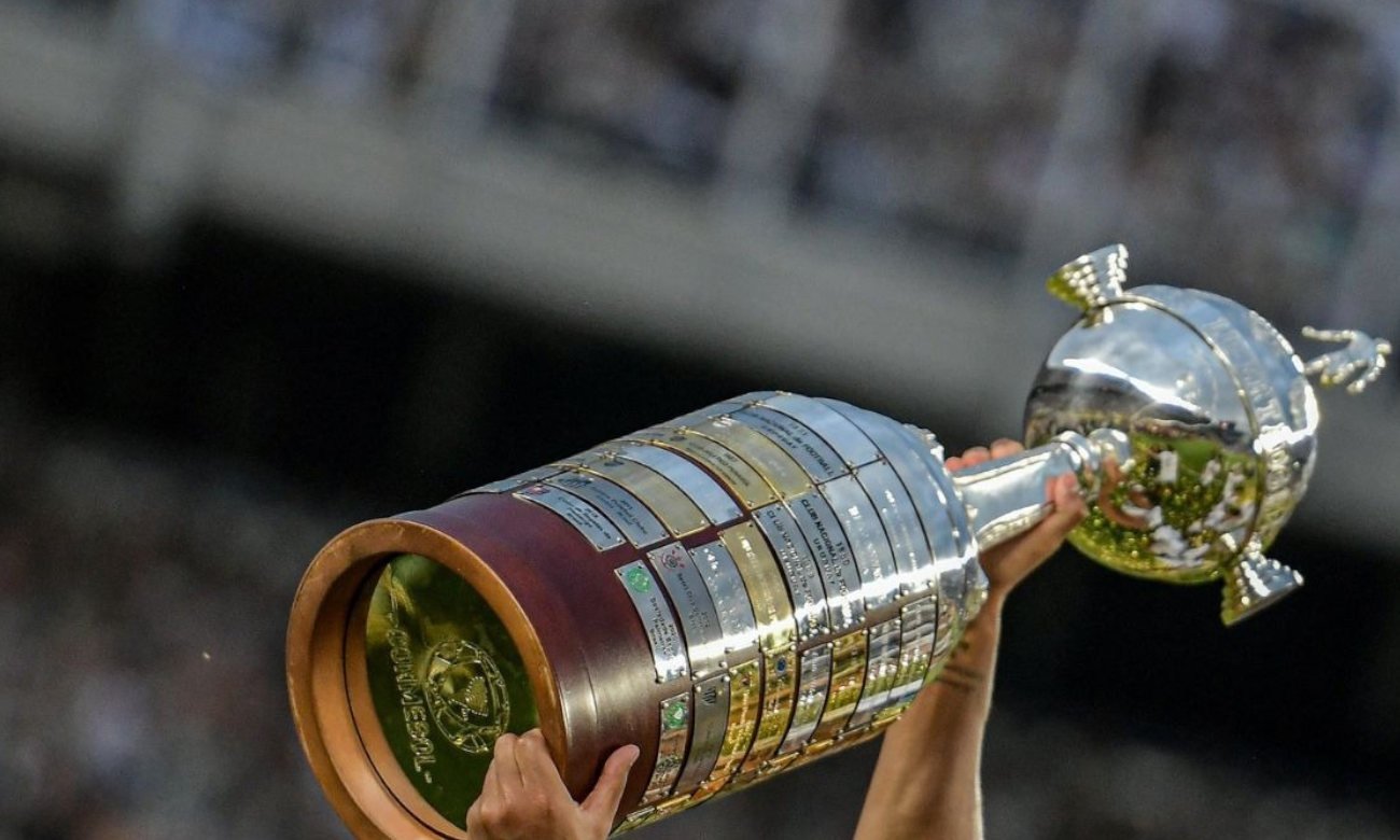 La Copa Libertadores, trofeo que disputan los principales clubes de fútbol de Sudamérica. Foto de archivo.