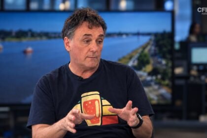 Daniel Llinás durante la entrevista en ATP Santa Fe, por CyD Litoral, donde analizó el presente de la industria cervecera y la actualidad de Palo & Hueso.