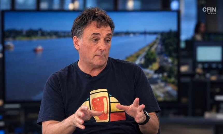 Daniel Llinás durante la entrevista en ATP Santa Fe, por CyD Litoral, donde analizó el presente de la industria cervecera y la actualidad de Palo & Hueso.