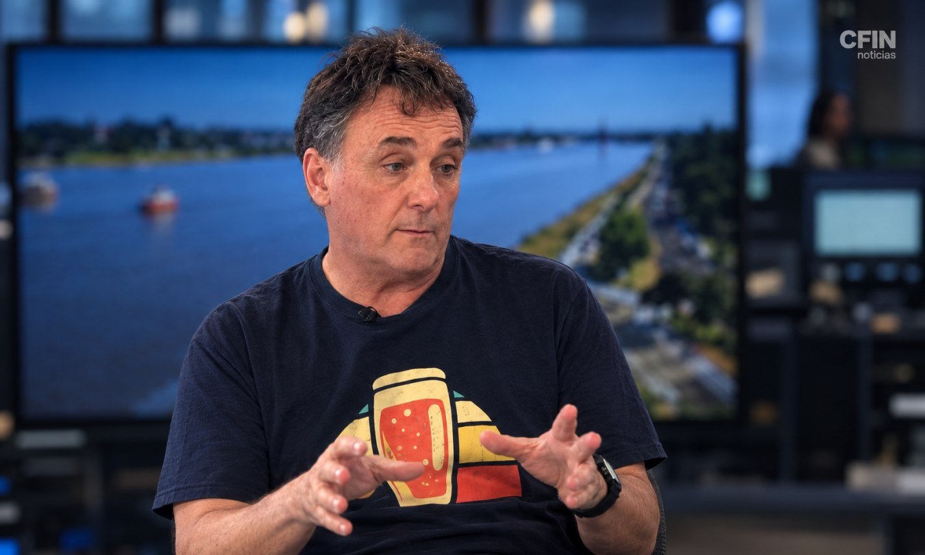 Daniel Llinás durante la entrevista en ATP Santa Fe, por CyD Litoral, donde analizó el presente de la industria cervecera y la actualidad de Palo & Hueso.