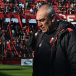 Iván Delfino, entrenador de Colón, durante una jornada en el estadio Brigadier General Estanislao López. Foto de archivo.