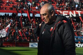 Iván Delfino, entrenador de Colón, durante una jornada en el estadio Brigadier General Estanislao López. Foto de archivo.