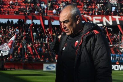 Iván Delfino, entrenador de Colón, durante una jornada en el estadio Brigadier General Estanislao López. Foto de archivo.