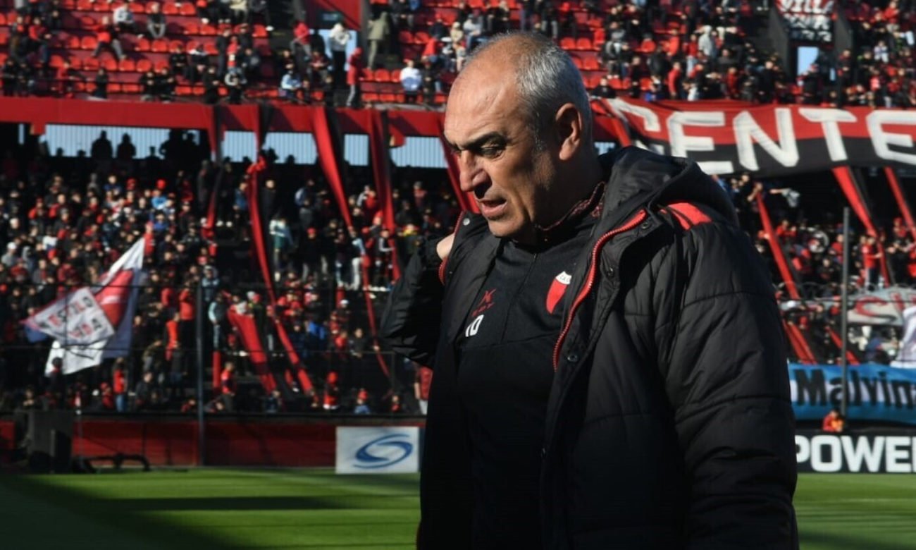 Iván Delfino, entrenador de Colón, durante una jornada en el estadio Brigadier General Estanislao López. Foto de archivo.