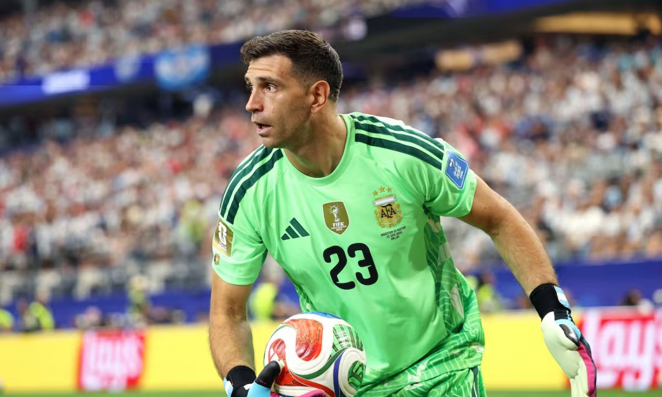 Dibu Martínez durante una presentación con la Selección Argentina. Foto: archivo.