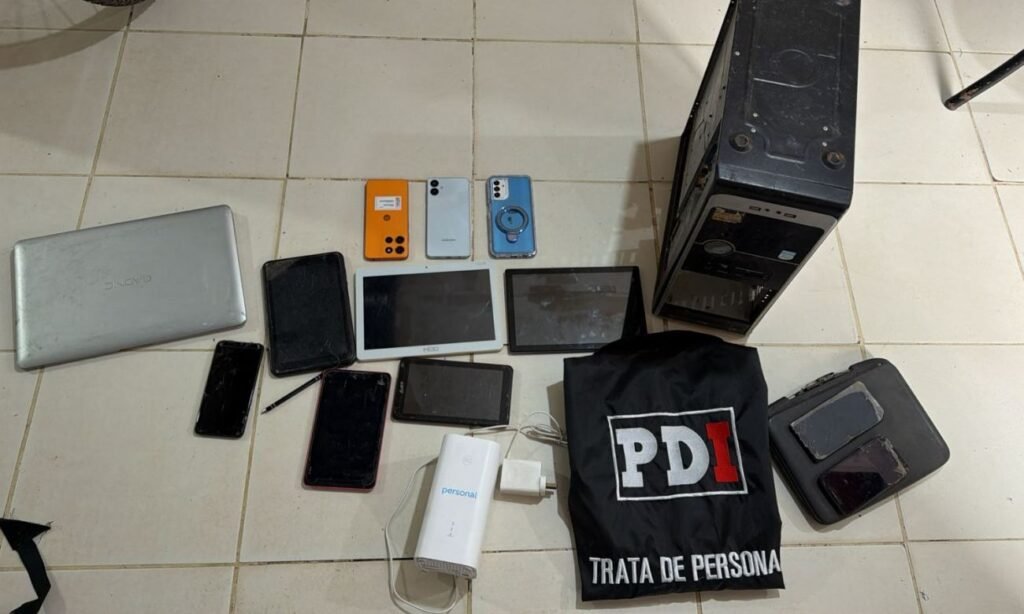 Dispositivos tecnológicos secuestrados por la PDI durante el allanamiento realizado en Santa Fe, en el marco de una investigación judicial. Foto: PDI.