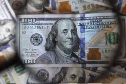 Dólares estadounidenses y billetes de distintas denominaciones, en una imagen representativa del mercado cambiario y las operaciones con moneda extranjera. Foto de archivo.