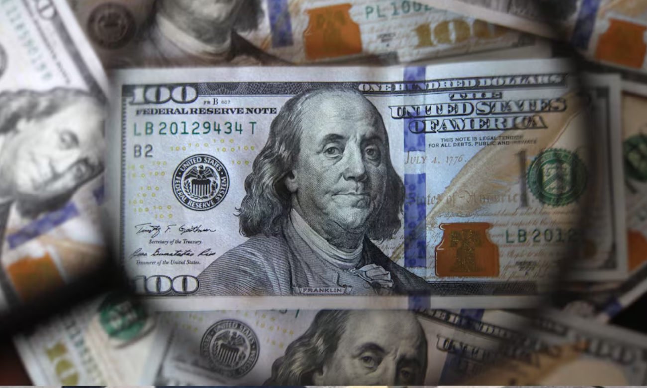 Dólares estadounidenses y billetes de distintas denominaciones, en una imagen representativa del mercado cambiario y las operaciones con moneda extranjera. Foto de archivo.
