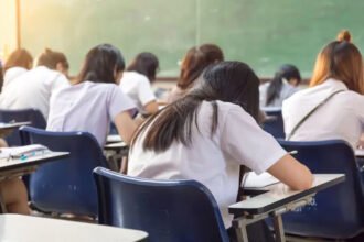 Estudiantes en un aula de una escuela secundaria.
