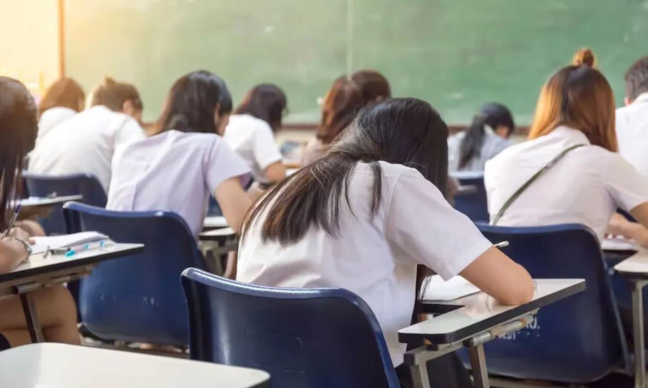 Estudiantes en un aula de una escuela secundaria.
