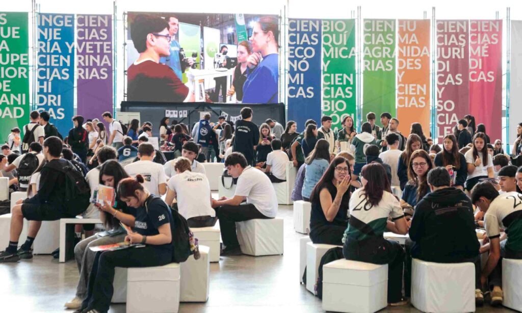 La Expocarreras de la UNL reúne la oferta académica de la universidad y de otras instituciones educativas en la Estación Belgrano de Santa Fe.