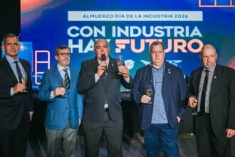 Javier Martín, presidente de FISFE, junto a representantes de la Federación de Industrias de Santa Fe durante el encuentro por el Día de la Industria en Esperanza.