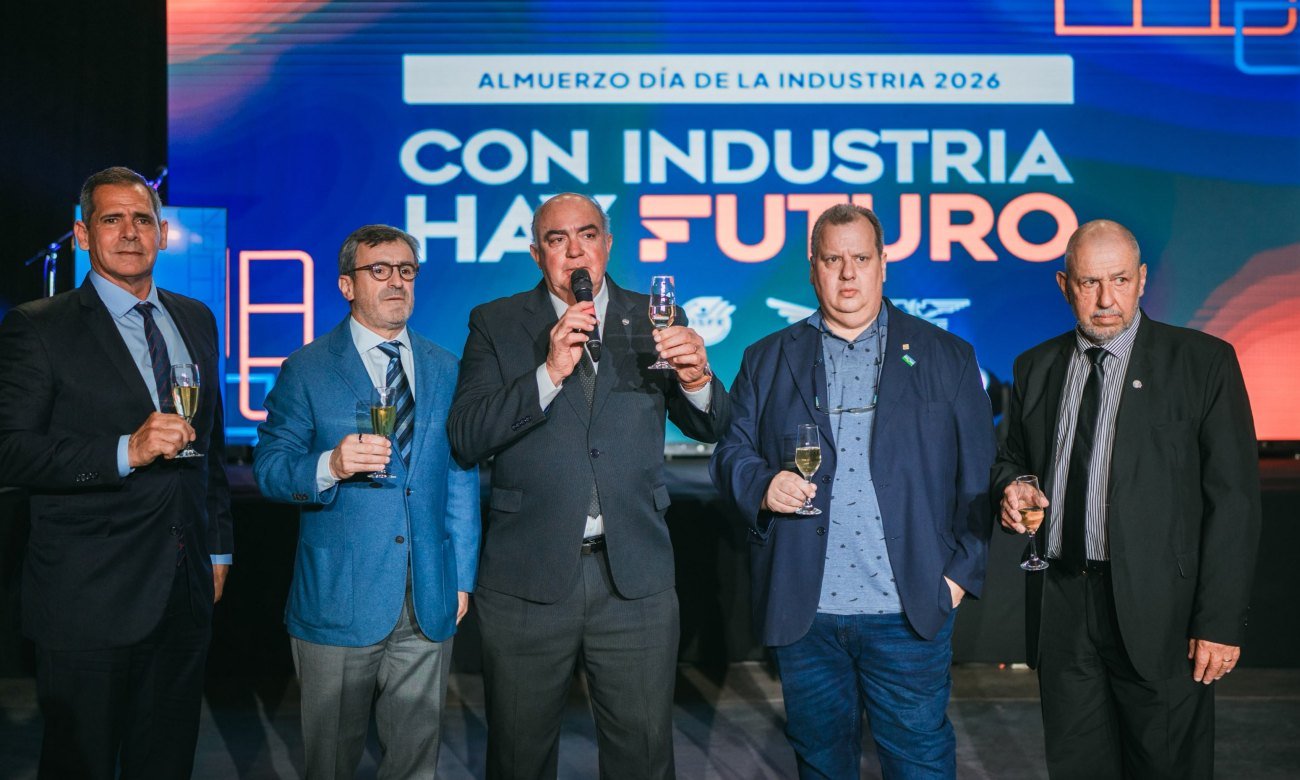 Javier Martín, presidente de FISFE, junto a representantes de la Federación de Industrias de Santa Fe durante el encuentro por el Día de la Industria en Esperanza.