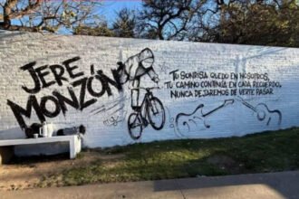 El mural realizado en memoria de Jeremías Monzón, ubicado junto a la pista de skate de la Costanera de Santo Tomé, donde familiares y amigos participaron de un homenaje.