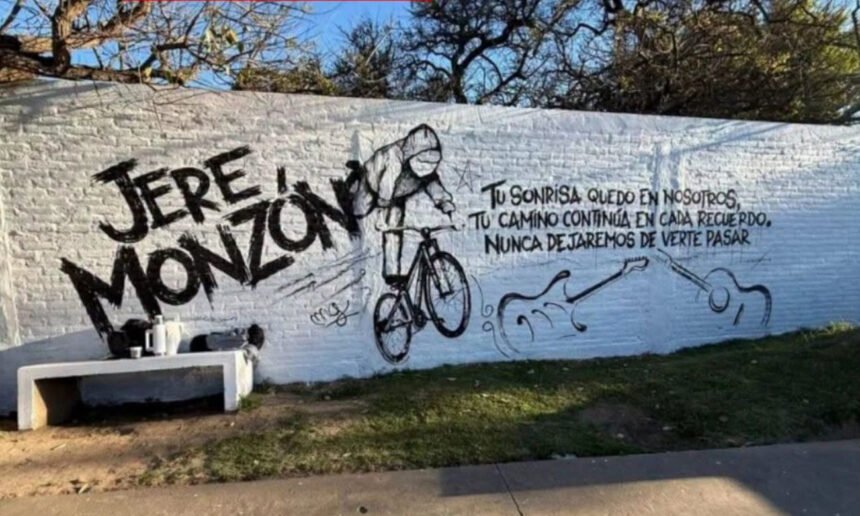 El mural realizado en memoria de Jeremías Monzón, ubicado junto a la pista de skate de la Costanera de Santo Tomé, donde familiares y amigos participaron de un homenaje.